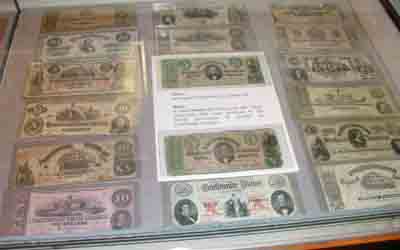 Confederate currency was issued both by the Confederate government and state banks. Confederate currency was issued both by the Confederate government and state banks.